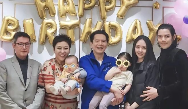 健身明星女神_65岁女明星健身_健身女星